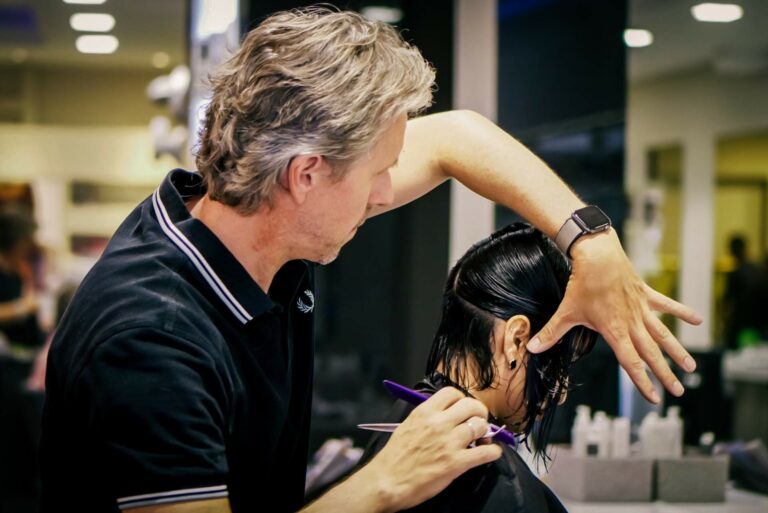 Präzision und Liebe zum Detail: Der Weg zum perfekten Haarschnitt