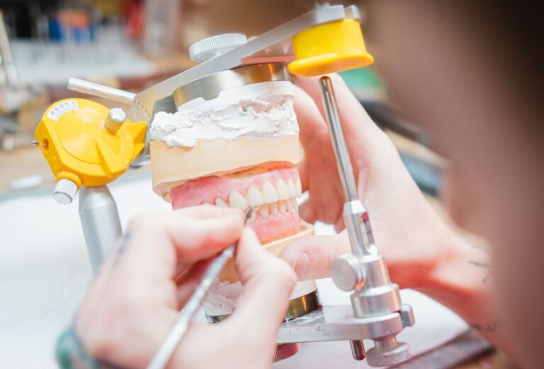 Zahnarztpraxis Dr. Peterke – Ihre Implantatexperten in Köln für ein strahlendes Lächeln